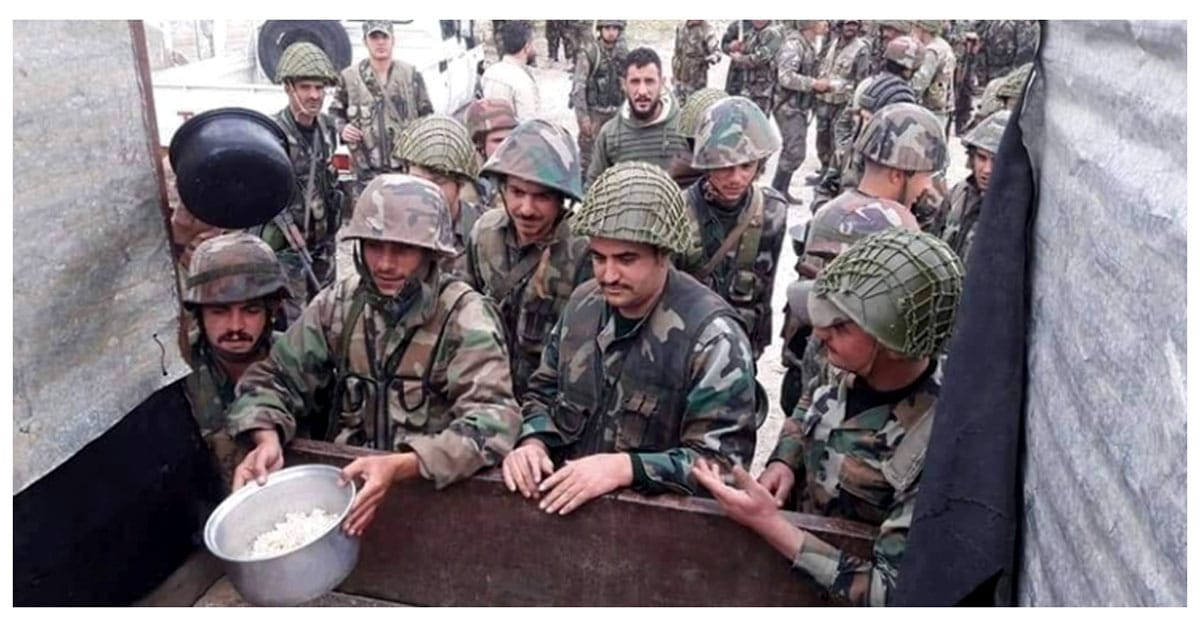 الجيش السوري أثناء استلامه الطعام