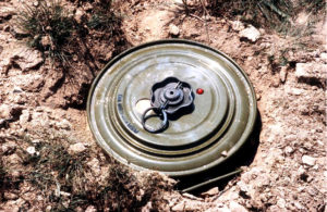 مقتل مواطنة وإصابة طفلين جراء انفجار مادة من مخلفات الحرب
