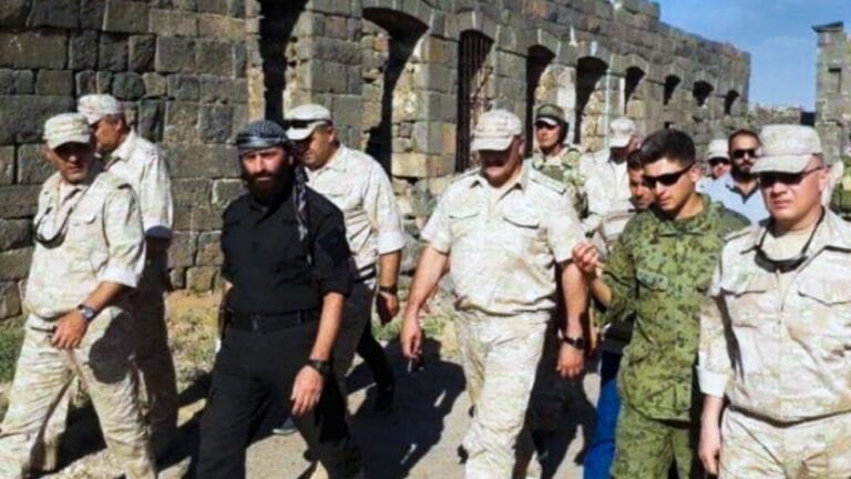 قائد اللواء الثامن احمدالعودة مع ضباط روس