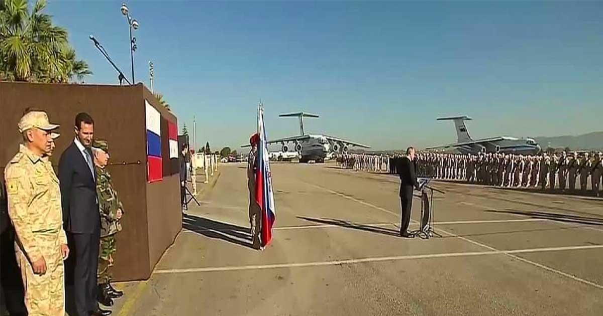 بشار الأسد أثناء خطاب بوتين في قاعدة حميميم