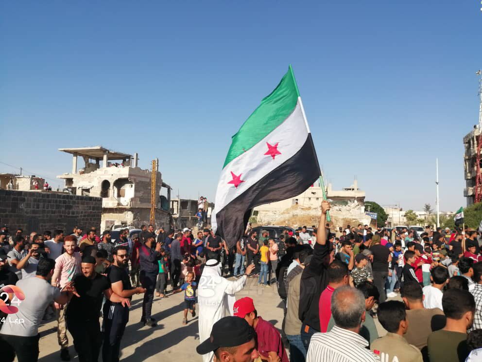 مجموعة من الصور من مظاهرة في درعا البلد رفضًا للانتخابات