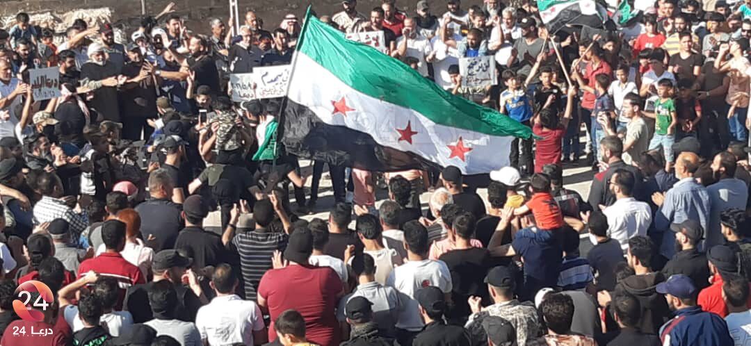 مجموعة من الصور من مظاهرة في درعا البلد رفضًا للانتخابات