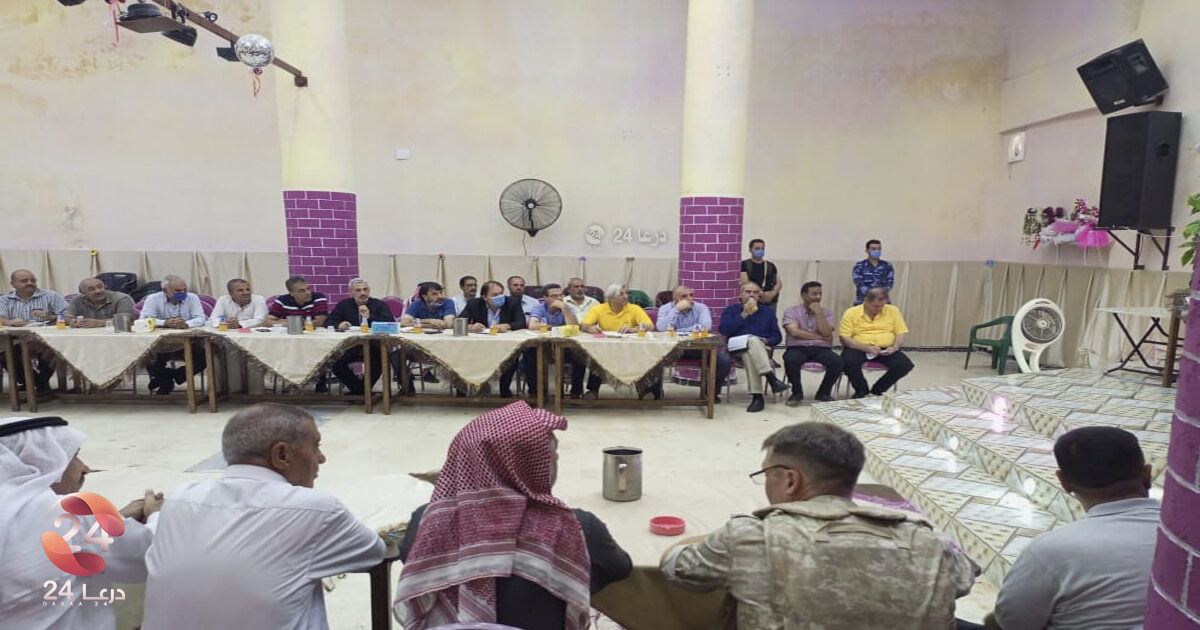 اجتماع محافظ درعا وقائد الشرطة وبعض المدراء في درعا مع الوجهاء في مدينة طفس  