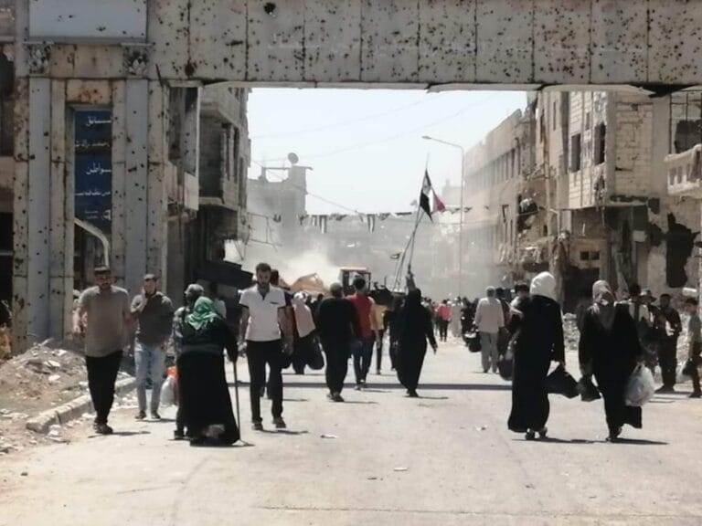فتح معبر السرايا بعد تجمع عشرات العائلات الراغبة بالعودة إلى منازلهم