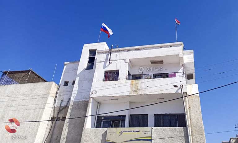 رفع العلم الروسي فوق مبنى البريد في طفس