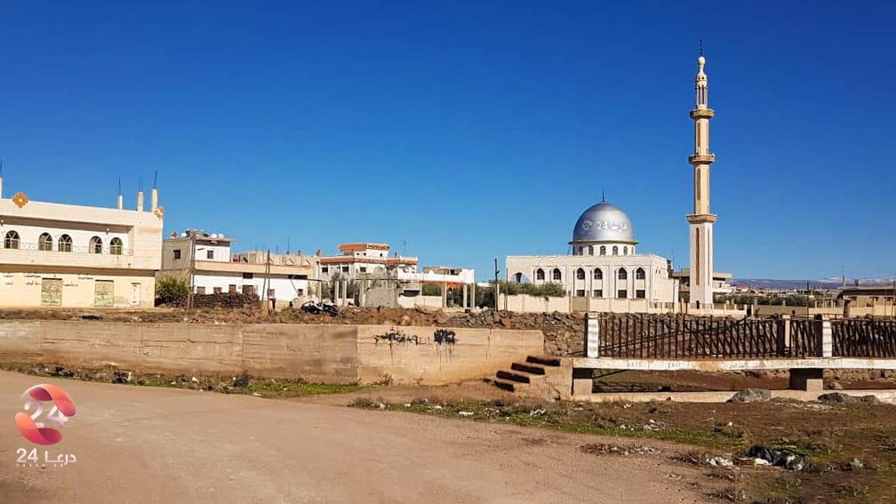 حوران في صور، بلدة أم ولد درعا 24: الواقع كما هو مسجد وجسر صغير في أم ولد مع بيوت