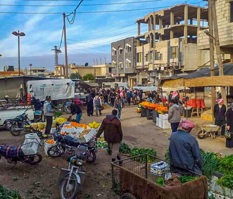 سوق شعبي للخضروات والفواكه في محافظة درعا