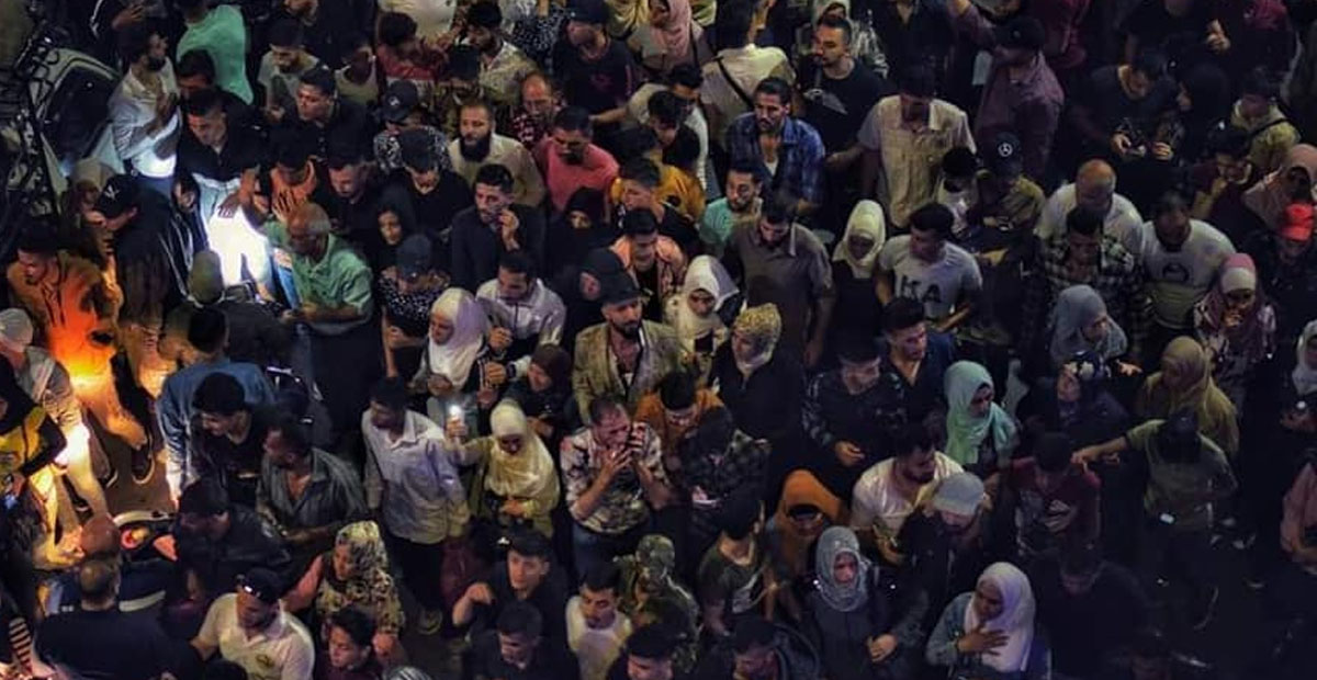تجمع الأهالي في انتظار الإفراج عن أبنائهم في العاصمة دمشق 1