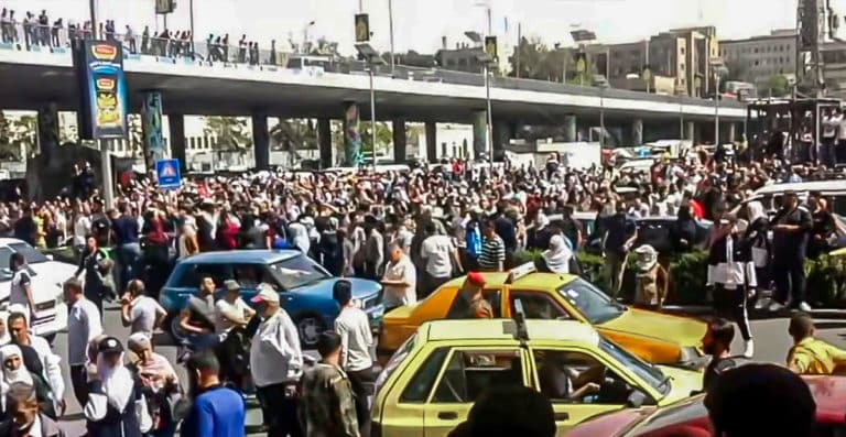 انتظار الأهالي للإفراج عن المعتقلين عند جسر الرئيس