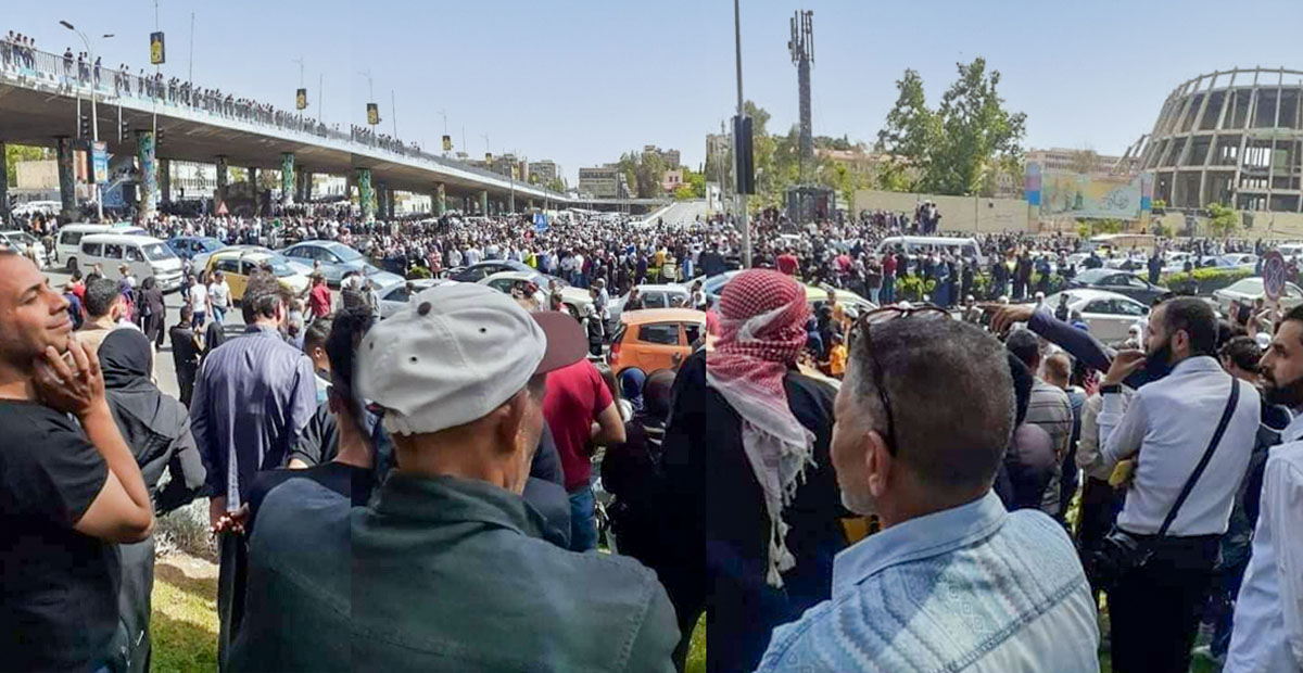 تجمع الأهالي بانتظار الإفراج عن المعتقلين تحت جسر الرئيس في مدينة دمشق