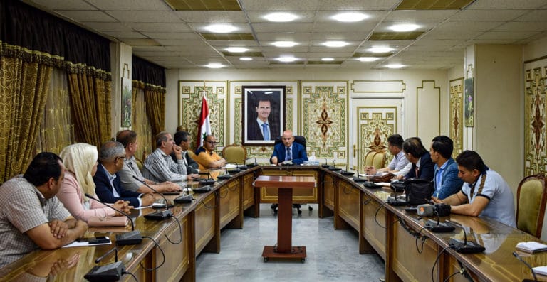 محافظ درعا يجتمع مع مدراء المديريات المسؤولة عن تلوث المياه بدرعا