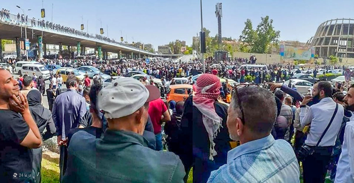 انتظار الأهالي وصول الموقوفين عند جسر الرئيس في دمشق