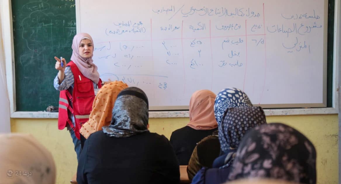 نساء في محافظة درعا، يؤسسن مشاريع صغيرة لإعالة أسرهن درعا 24: الواقع كما هو سبل العيش الهلال الأحمر