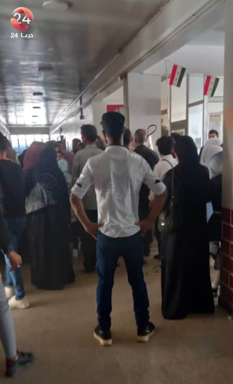 الازدحام في مبنى مديرية التربية في مدينة درعا اليوم