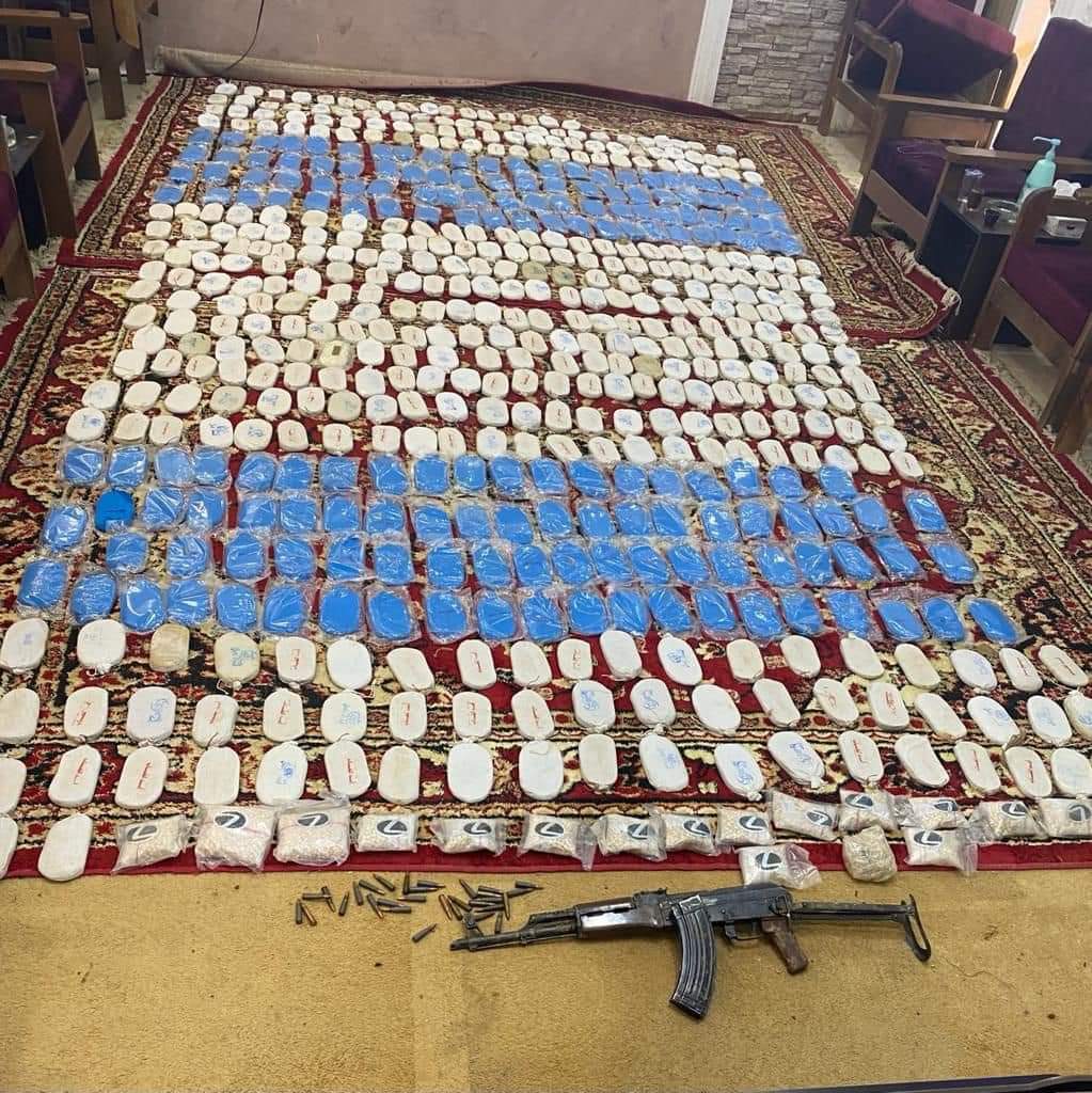 المخدرات والأسلحة التي ضبطها الجانب الأردني