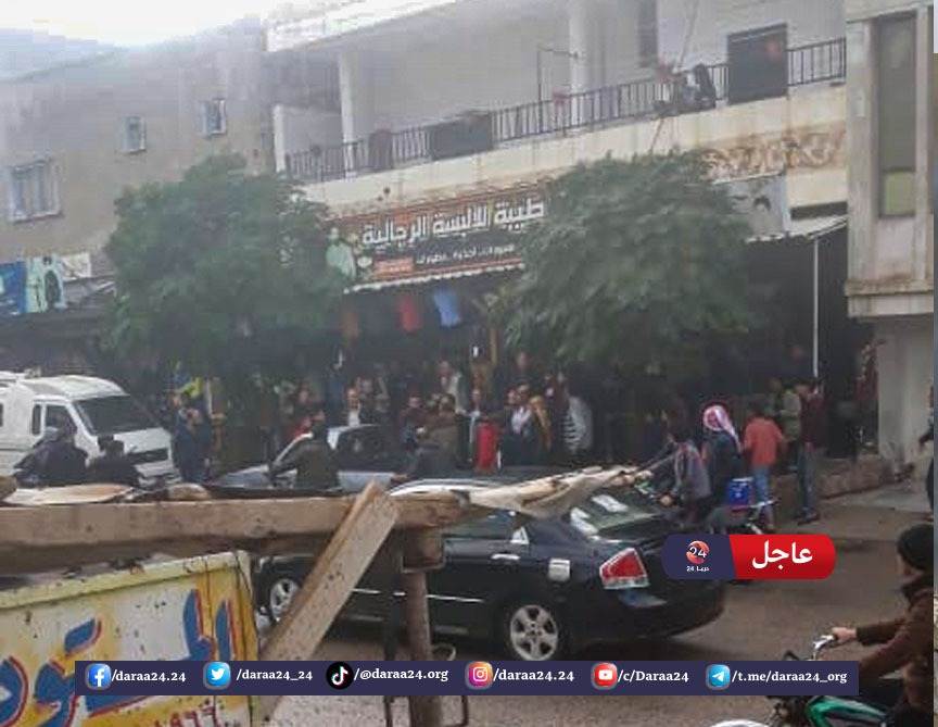 تجمع الناس بعد إصابة شاب بطلق ناري وسط مدينة جاسم