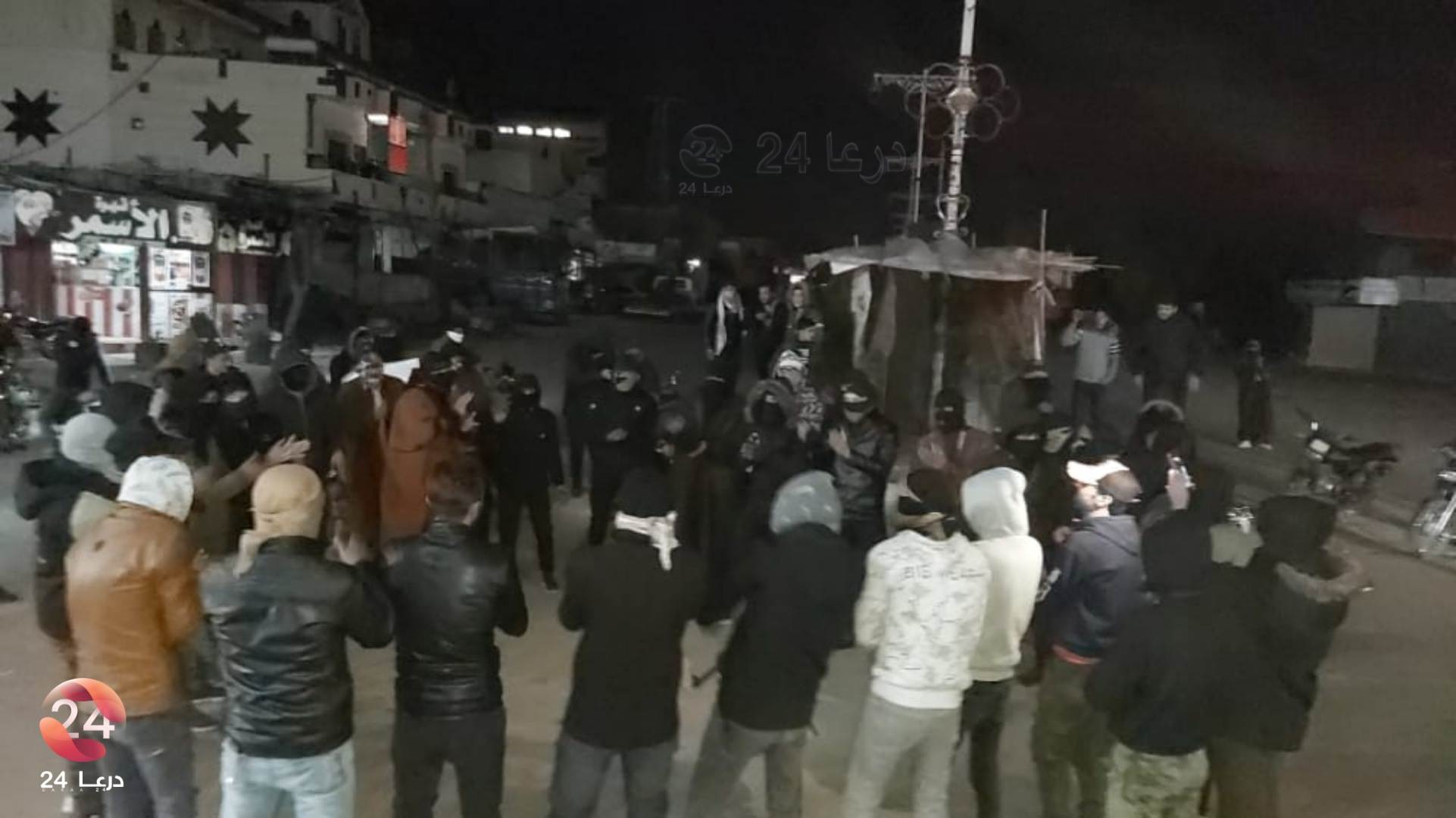 مظاهرة ليلية في مدينة داعل وسط درعا