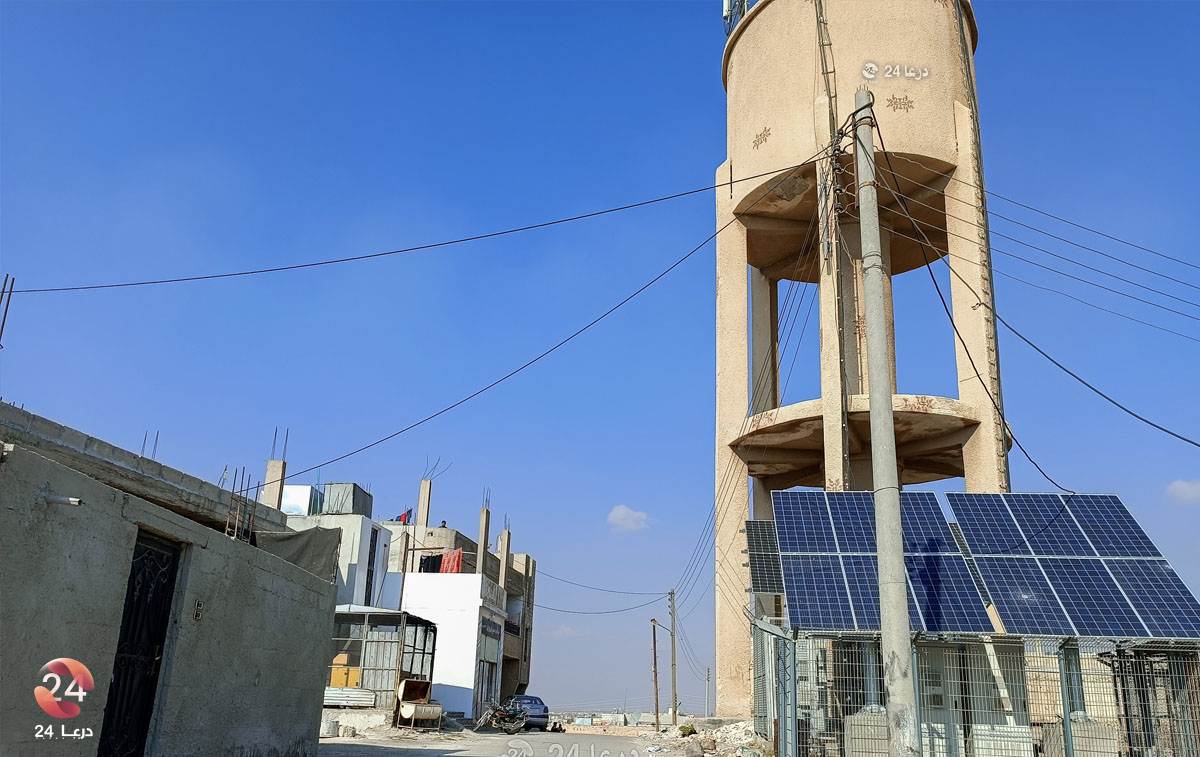ألواح الطاقة الشمسية لتشغيل مضخات الماء في أحد آبار بلدة نصيب