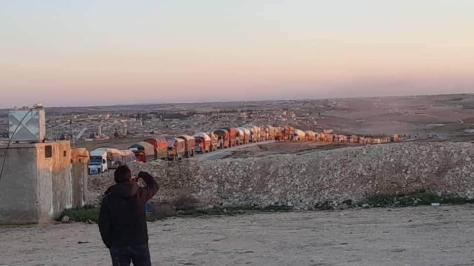رتل مساعدات إنسانية من أهل دير  الزور في طريقه إلى شمالي غرب سوريا