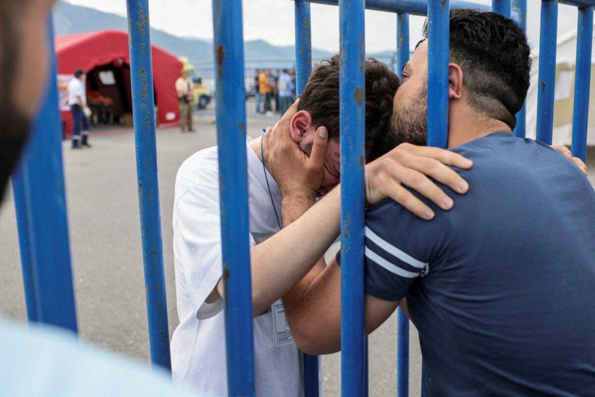 لقاء بين شقيقين في مخيم في اليونان، بعد نجاة أحدهما من الموت في حادثة غرق القارب