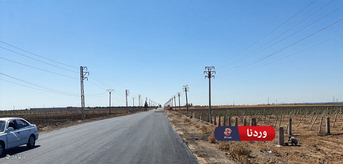 الطريق الواصل بين مدينة إزرع ومدينة الشيخ مسكين في ريف محافظة درعا الأوسط