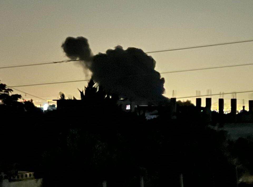 الدخان المتصاعد الناجم عن التفجير جنوب مدينة طفس