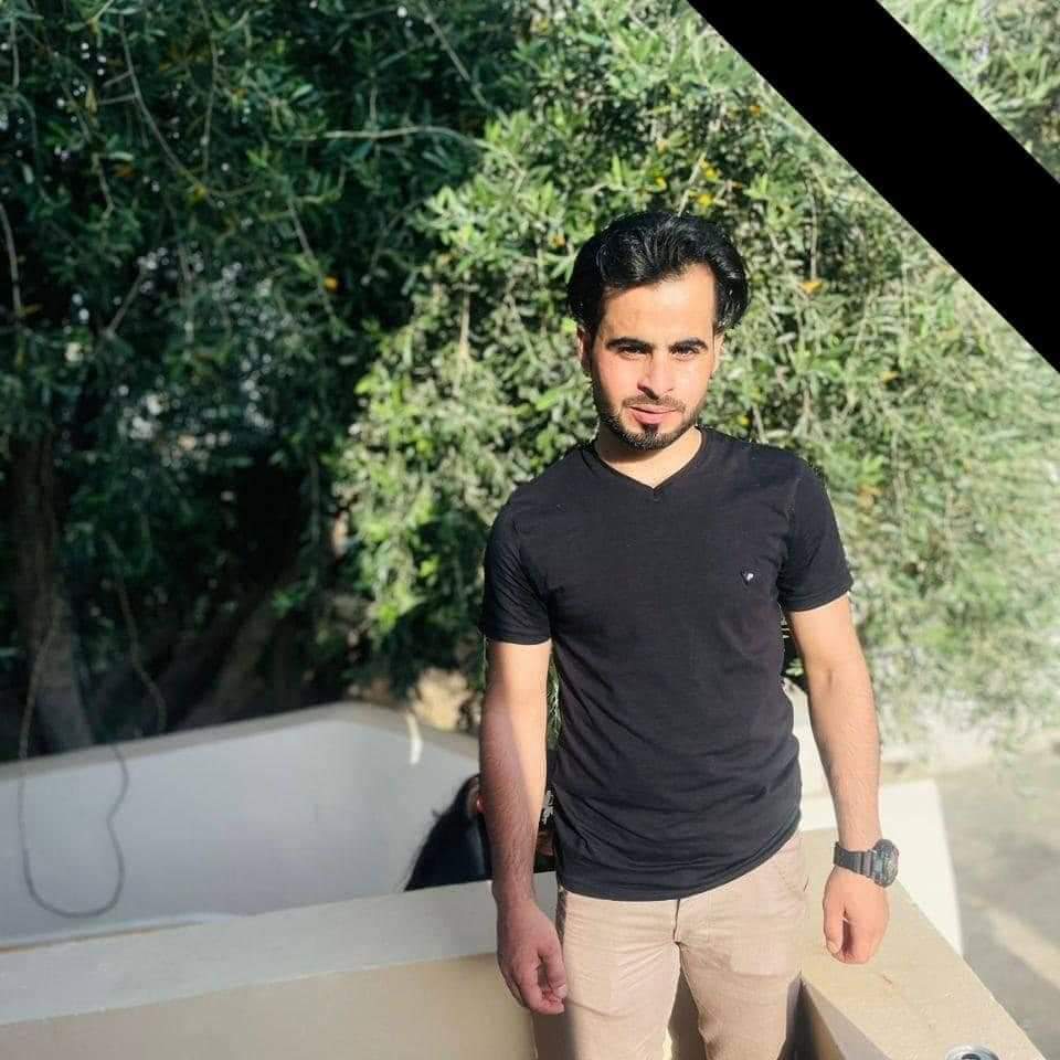 الشاب "عبد النور العنتبلي" من بلدة الجيزة في الريف الشرقي من محافظة درعا، قبل مقتله.