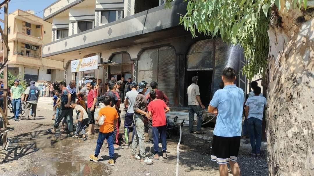 تجمع المواطنين في مكان الحريق في مدينة الصنمين.
