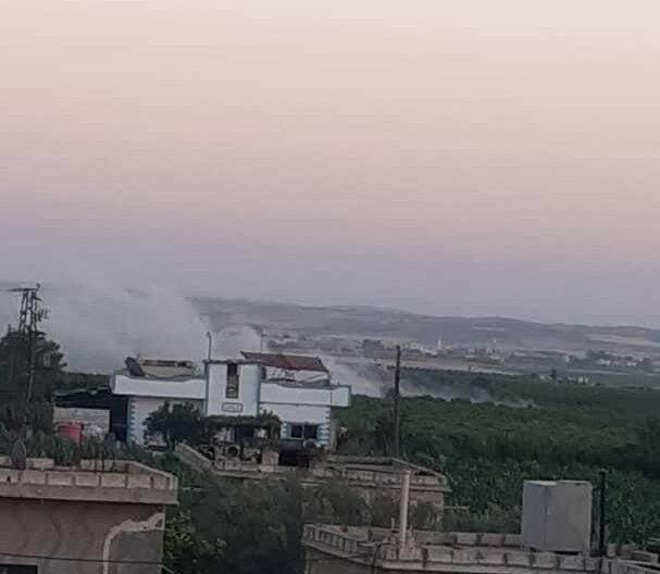 صور للدخان المتصاعد نتيجة الانفجارات جنوب مدينة طفس