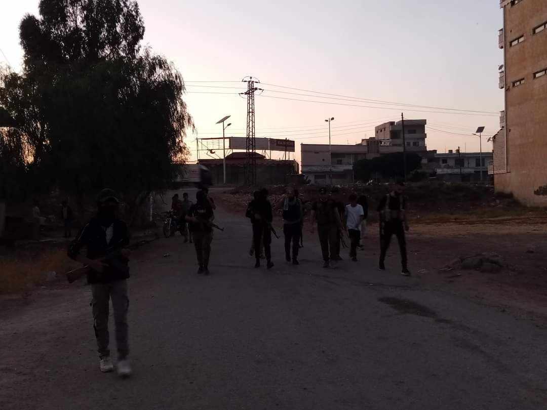 مسلحون يتبعون لفرع الأمن العسكري يتتشرون في شوارع مدينة الصنمين شمالي درعا، بعد اعتقال شاب.