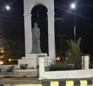 بلدية داعل تُعيد تمثال المرأة الحورانية إلى لونه الأصلي أو ما يُشبهه