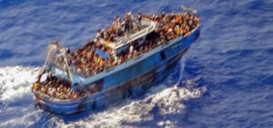 مركب الـ 750 مهاجراً: بشهادات من استطاعوا النجاة
