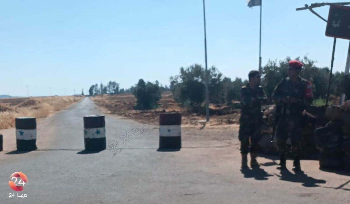 الحاجز العسكري عند بوابة مطار الثعلة في محافظة السويداء