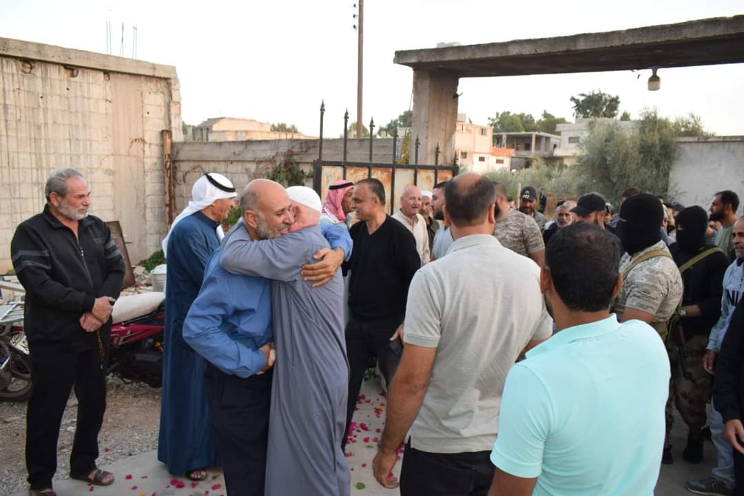 لحظة وصول المواطن الذي كان مخطوفاً إلى منزله في خربة غزالة في الريف الشرقي من محافظة درعا