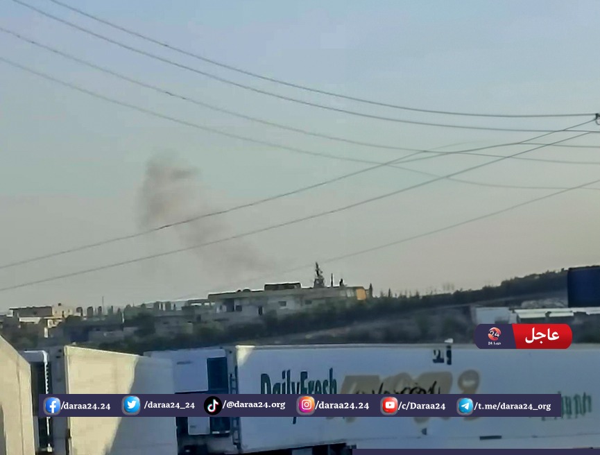 الدخان المتصاعد جراء انفجار عبوة ناسفة ضمن أحياء درعا البلد