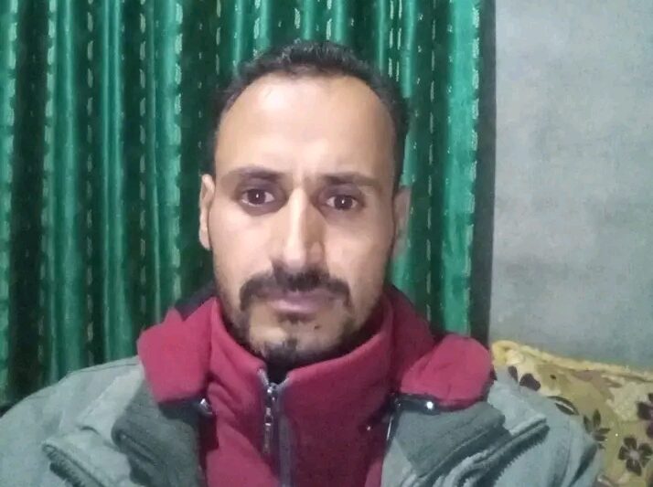 الشاب "أيمن أحمد الذياب" من قرية شعارة شمالي منطقة اللجاة في ريف محافظة درعا، قبل مقتله.