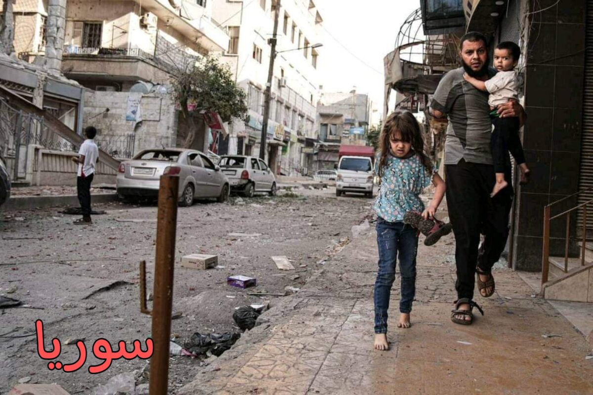 أب يهرب من القصف برفقة أطفاله في إدلب شمال غرب سوريا