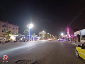 من شوارع مدينة درعا ليلاً.