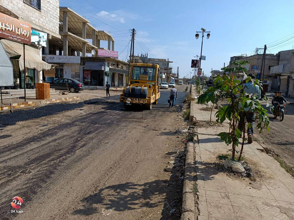 تزفيت بعض الحفر في مدينة طفس في ريف محافظة درعا الغربي