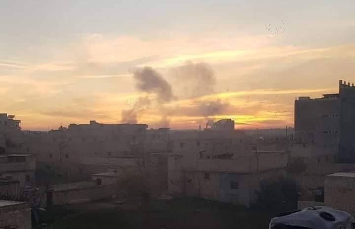 صورة متداولة للدخان المتصاعد جراء قصف إسرائيلي على محيط مطار حلب الدولي