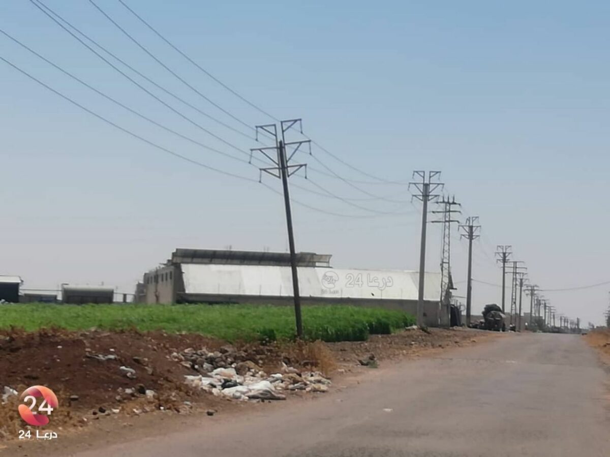 الطريق الواصل بين مدينتي جاسم وإنخل في الريف الشمالي من محافظة درعا