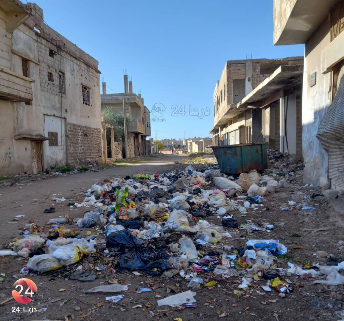 من تراكم النفايات في مدينة الحراك شرقي درعا