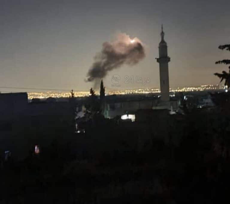 الدخان المتصاعد جراء القصف في محيط قرية المتاعية على الحدود السورية الأردنية.