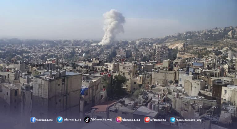 صورة أرشيفية لقصف إسرائيلي سابق لمبنى سكني في حي المزة فيلات غربية