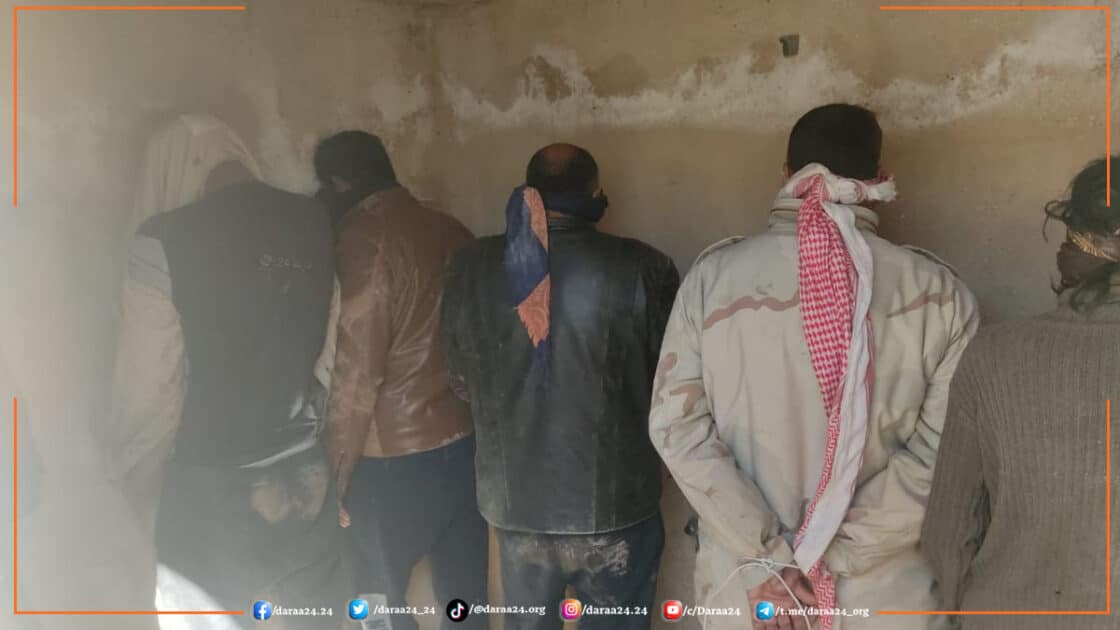 المحتجزون من ابناء اللجاة بعد مداهمة خيم البدو في المنطقة الشرقية