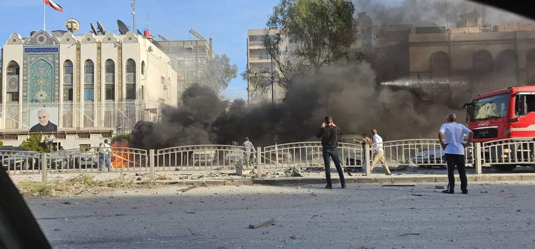 الدخان المتصاعد جراء القصف الإسرائيلي على مينى بالقرب من السفارة الإيرانية بدمشق، يوم الاثنين 1 نيسان 2024.