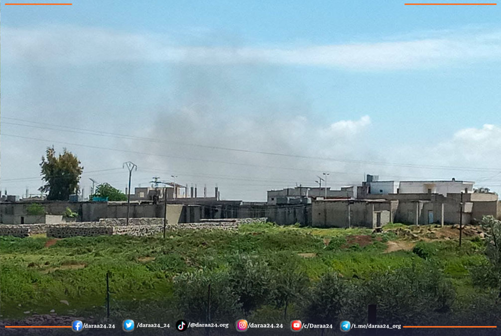 تصاعد الدخان في مدينة الصنمين جراء الاشتباكات واحراق منزل أحمد اللباد والملقب بـ الشبط