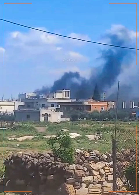 تصاعد الدخان في مدينة الصنمين جراء احراق منزل أحمد اللباد والملقب بـ الشبط