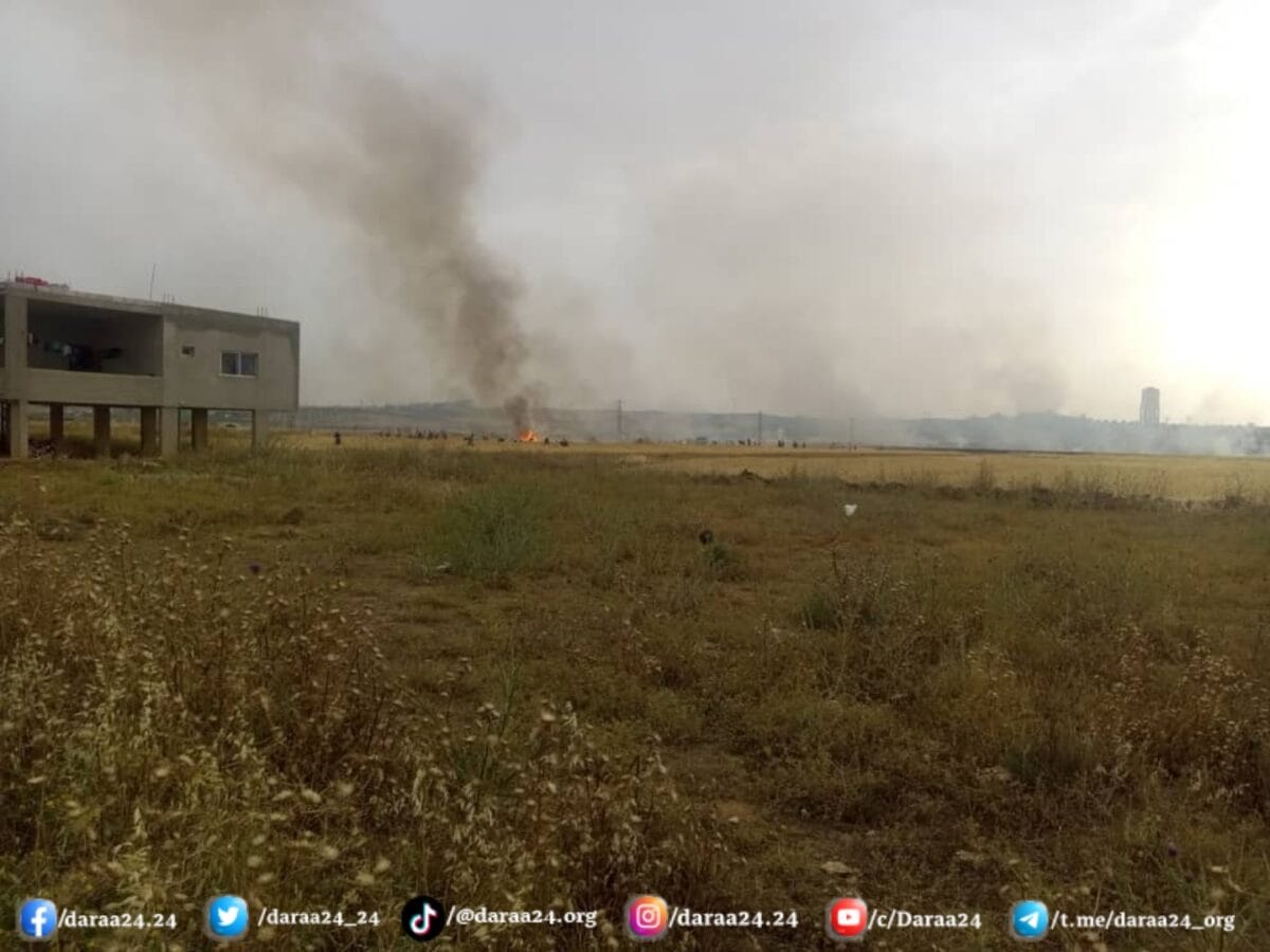 ألسنة الدخان المتصاعد من الحريق الذي اندلع نتيجة الانفجار على أطراف بلدة نصيب