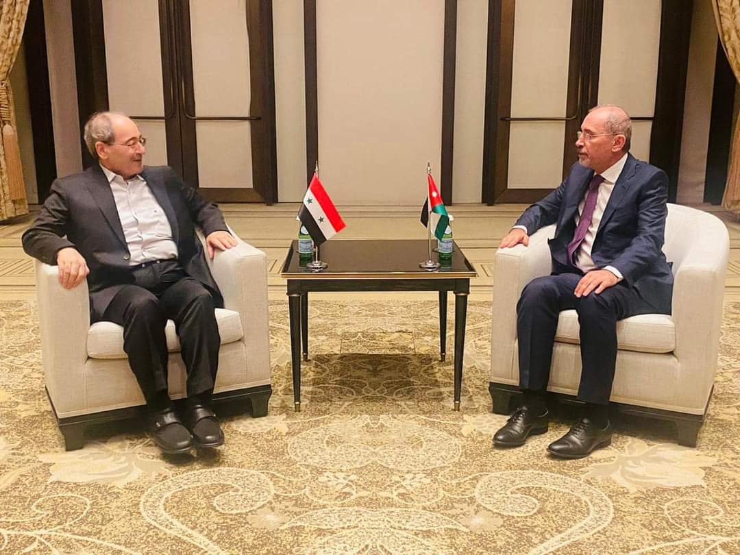 الوزيران الأردني والسوري خلال لقائهما على هامش القمة العربية في البحرين